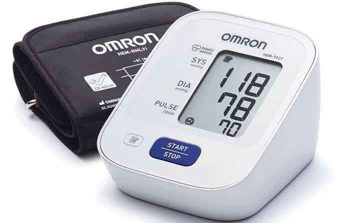 (Tư vấn) Nên mua máy đo huyết áp nào tốt nhất 2020: Omron HEM 7121 hay 8712?