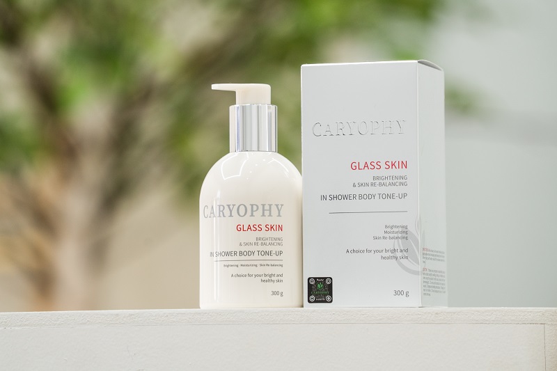 Kem dưỡng trắng da Glasskin Caryophy được thiết kế dưới dạng chai nhựa đơn giản nhưng sang trọng